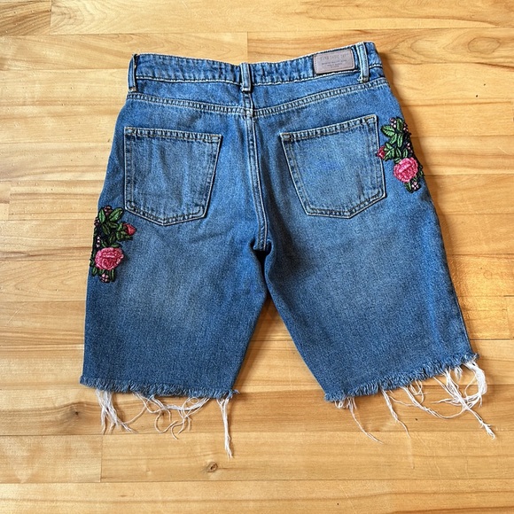 Zara denim shorts w/sequined rose applique, women’s size 2 - Picture 1 of 11